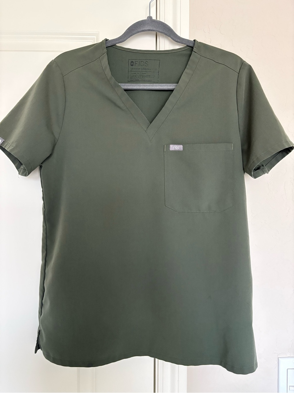 Figs Women’s Catharine Scrub Top in Medium and Yola Bottoms in Medium Tall